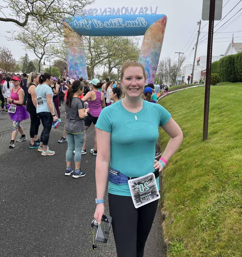 中风三个月后，莎拉·鲁德在纽约汉普顿完成了半程马拉松比赛. (图片由Sarah Rood提供)