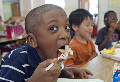 kids eating in cafeteria